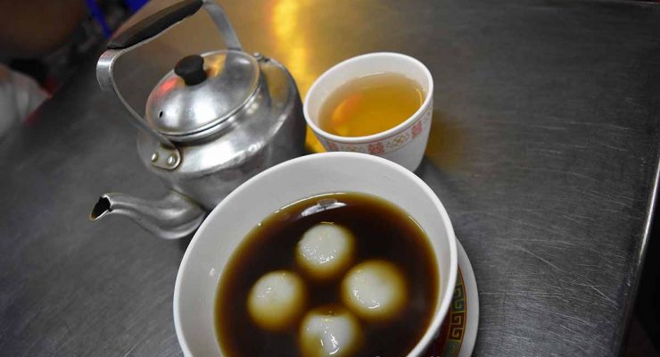Tea and hot ginger and black sesame dessert